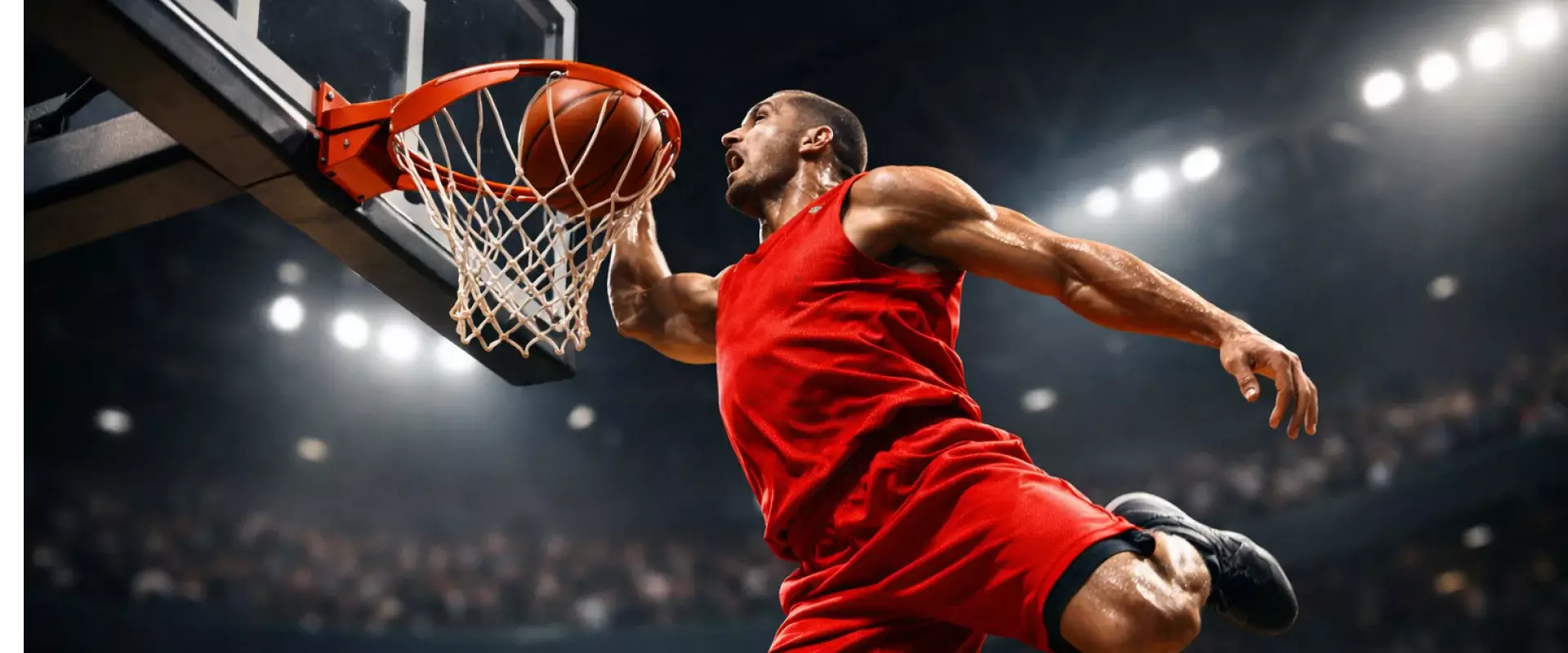 Partita di pallacanestro con giocatore che segna a canestro